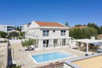 Villa OLIVIA - new and modern house with pool, souna, jacuzzi & playground, Ližnjan - Istra - Chambres d'hôtes Ližnjan