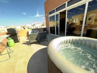 Central Penthouse Suite BBQ&Hot Tub 5Min Walk2Sea - Chambres d’hôtes San Pawl il-Bahar