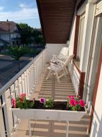 Zimmer mit Kingsize-Bett und Balkon