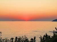 2-bedroom Tuscan seafront apartment - private seafront and access to the sea - Bed and Breakfast Case Fortullino