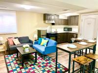Relaxing 3 Bedroom Basement Stay - B&B