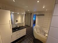 Spacious home with 3 bedrooms, 2 bathrooms and sauna in Vadsø 220m2 - B&B Vadsø