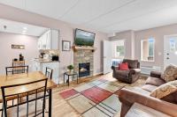 Trendy 2 BDR Condo with Pool & Hot Tub Near Downtown - Bed and Breakfast Gatlinburg
