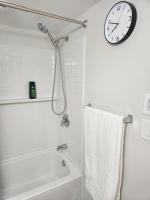 F&B Exquisite Guest room - Bed and Breakfast Winnipeg