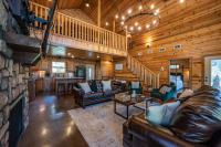 Pine and Pickle - Cozy Cabin, Sleeps 10, Loft, Hot Tub, Firepit - B&B