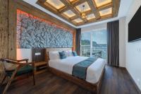Zimmer mit Kingsize-Bett und Bergblick