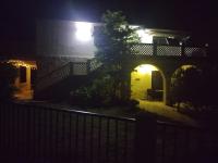 Villa Kadinela, 200m from Kamenjak, huge quiet garden with barbecue, 2 new kitchens - Chambres d'hôtes Premantura