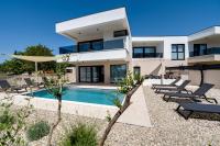 Villa Mirakul, new modern villa with swimming pool, close to the beach, children playroom, quiet area- by TRAVELER tourist agency Krk - ID 2680 - B&B Omišalj