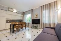 JOIVY Spacious 2-bedroom flat with Parking and Balcony - Chambres d’hôtes Gênes