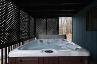 Moose Tracks Cabin Hot Tub 5 Min to Slopes - B&B Lake Harmony