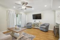Beachy & Beautiful Renovated Villa Just Steps from the Ocean - Ferienwohnung Hilton Head
