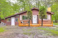 Pool and Lake Access Family Poconos Cabin with Deck - Bed and Breakfast Tobyhanna
