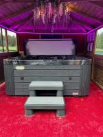 FINN VILLAGE "Raspberry Cottage" Private Garden, 6-seater HOT TUB, Firepit & Pizza Stove - B&B