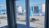 Habitación con cama grande y vistas al mar