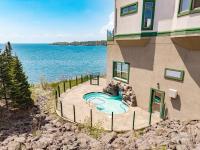 Breathtaking Lake Views King Suite, Queen Beds, Kitchen and Heated Indoor and Outdoor Pools - B&B Two Harbors