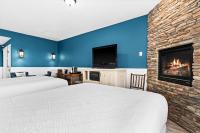 Breathtaking Lake Views Studio, 2 Queen Beds, Fireplace and Heated Indoor and Outdoor Pools - B&B Two Harbors
