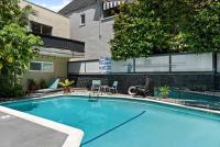 KING Size Bed in Cozy, Modern Hollywood Place - B&B Los Angeles