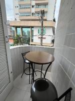 Canto forte- Apto 112 c/varanda - até 5 hóspedes- garagem - WI FI e 200 metros da Praia, 50 metros da Av Gastronômica da PG - Chambres d'hôtes Praia Grande