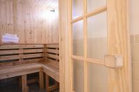 Spacious Waterfront Mansion wHot tubPoolTable - B&B East Stroudsburg