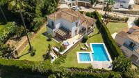 VACATION MARBELLA I Villa Birkin, Heated Pool, Gated Community, Andalusian Style, GYM, Cine, Golf Valley, 6 min Puerto Banus - Chambres d'hôtes Marbella