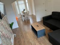 Spacious, Modern 4BR House, LFC, Free Parking - B&B Liverpool