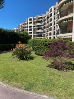 Trés beau Studio dans résidence calme avec 2 piscines,parking privé et proche des commerces et plage - Chambres d'hôtes Mandelieu-La Napoule