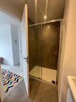 Bedroom in West Sussex with locks,Private Bathroom & Free Parking - Chambres d'hôtes Pulborough