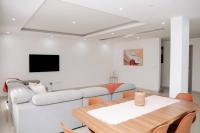 Spacious 3-Bedroom Apt Near Kebra Kanela Beach - B&B Praia