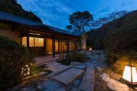 Familienzimmer im japanischen Stil mit Badewanne im Freien