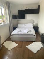 Cheerful 2 bedroom flat with free parking - B&B