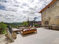 Grande maison rénovée, espace et charme au cœur de Saint-Symphorien-de-Lay - Chambres d'hôtes Saint-Symphorien-de-Lay