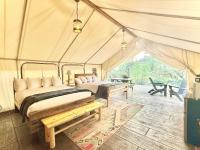 Glamping Tent #2 with Heat AC and Private Bath - Chambres d'hôtes Orderville