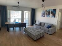 Modern, bright 2 bedroom apartment with great views - B&B