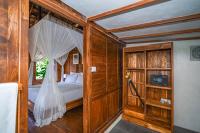 One-Bedroom Wooden Cabin with Mountain View