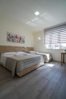Dreibettzimmer mit Dusche
