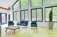 Luxury Villa with Year Round Heated Pool, Sauna, Spa & Fire Pit - Newly Redone - Bed and Breakfast East Stroudsburg