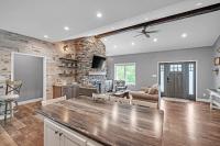 Lakeside Retreat with Hot Tub & Game Room home - Chambres d'hôtes Elkhart