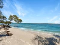 Spacious Holiday Unit on Canal at Banksia Beach - B&B Pinks Beach