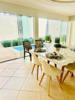 Lindo sobrado central com piscina aquecida - Chambres d'hôtes Cascavel