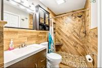 Apartamento de 1 dormitorio con balcón y vistas al agua