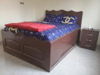 Estudio con cama extragrande y sofá cama