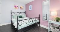 Urban 1BR Gem with Kitchen, Smart TV & Workspace - Chambres d’hôtes Ottawa