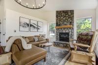 Cedarstone Lodge Luxe Mountain Retreat w Hot Tub - Chambres d'hôtes Woodland Park