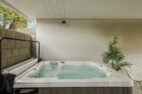 Luxury Hangout - Private Spa - Game Room - Arcade - Bed and Breakfast Long Beach