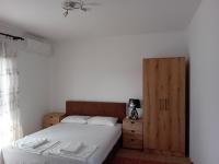 Habitación con cama extragrande y balcón