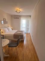 Deluxe One-Bedroom Apartment