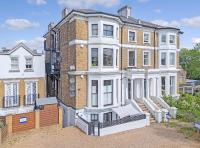 Luxury 2 Bedroom Apartment with Private Terrace & Parking - Wanstead, Escape London in London - B&B Londres