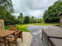 Beech Lodge - 3 Bedroom Chalet With Private Hot Tub - B&B Llanfyrnach