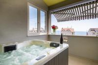 The Penthouse Harmony Beachfront with Hot Tub - Chambres d’hôtes Jesenice