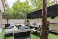 Passy Ranelagh Superbe Appartement avec terrasse - Bed and Breakfast Parijs